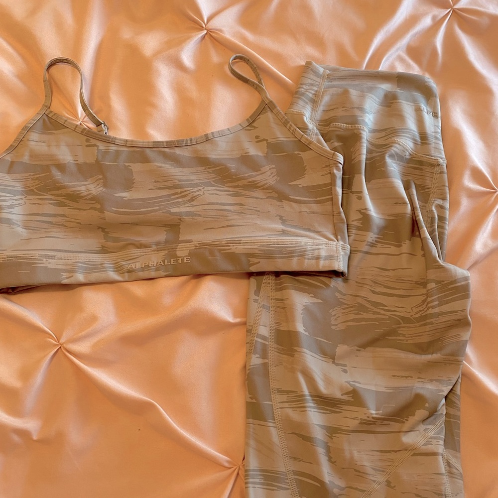 XXL Alphalete Surface Set (Bra + Leggings)